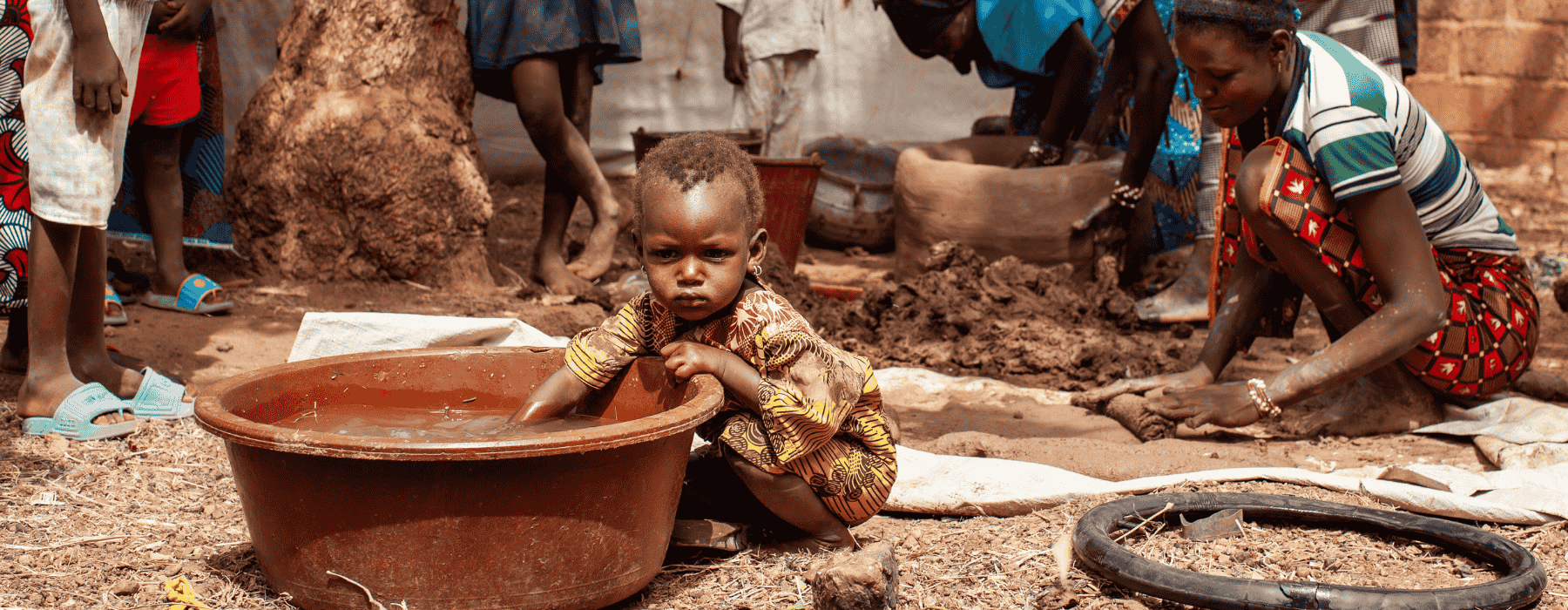Kinderen aan het schrijven in klaslokaal in Burundi